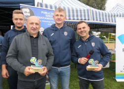 Czterej panowie stoją obok siebie