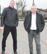 Dwaj panowie stoją obok siebie