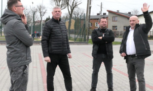 Czterej panowie stoją obok siebie 