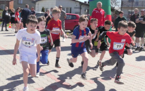 Grupa dzieci podczas biegu 