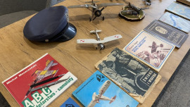 Wystawa książek o tematyce lotniczej 