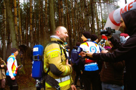 Zwycięski strażak podczas rozmowy z dziennikarzami