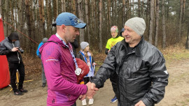 Wójt gratuluje Marcinowi Paradzie zdobytego medalu