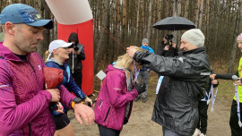 Wójt wręcza medal jednej z zawodniczek