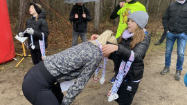 Maja Nowicka wręcza medal jednej z zawodniczek