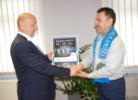 Prezes Volley Radomsko wręcza podziękowania wójtowi Gminy Radomsko