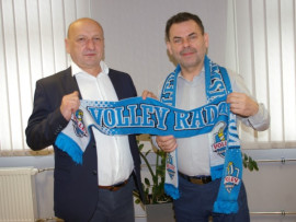 Wójt Gminy Radomsko oraz wiceprezes klubu siatkarskiego Volley Radomsko trzymają wspólnie szalik 