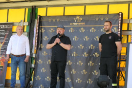 Trzech panów na scenie - organizatorzy festynu z okazji Dnia Dziecka