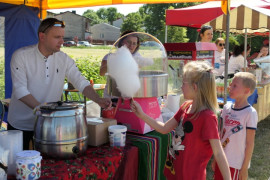 Dzieciaki podczas kupowania waty cukrowej