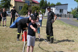 Chłopiec podczas zabawy przygotowanej przez strażaków