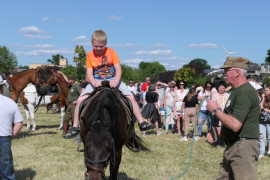 Chłopiec podczas przejażdżki na koniu 