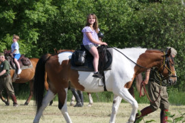 Dziewczynka podczas przejażdżki na koniu