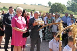 Grupa osób tworząca korowód dożynkowy 