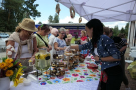 Stoisko gastronomiczne KWG " Szczepocice Rządowe nad Wartą" podczas dożynek parafialnych w Szczepocicach 