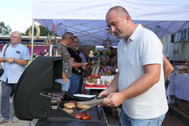 Stoisko gastronomiczne podczas dożynek w Szczepocicach 