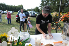 Stoisko wystawiennicze podczas dożynek w Szczepocicach - mężczyzna podczas przygotowywania pizzy