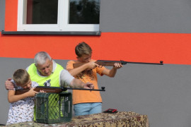 Uczestnicy dożynek w Szczepocicach - strzelanie z łuku
