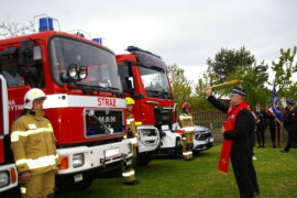 Dwa samochody strażackie święci kapelan straży