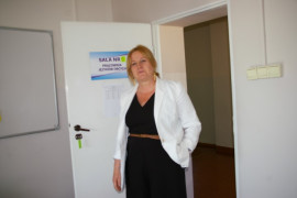 Kobieta -dyrektor szkoły w Kietlinie - życzy uczniom powodzenia podczas egzaminu z języka polskego 