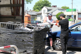 Dwaj mężczyźni podczas wrzucania śmieci do kosza