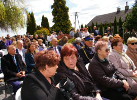 Grupa osób siedząca na krzesłach