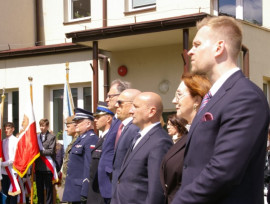 Grupa mężczyzn w garniturach stojąca w szeregu