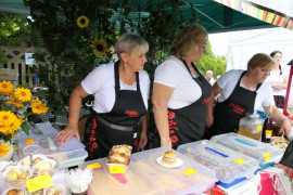 Przedstawicielki Stowarzyszenia "Kobiety Kietlina" podczas promowania przygotowanych przez siebie potraw