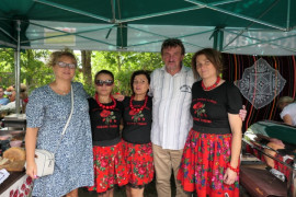 Grupa osób: trzy panie w kolorowych strojach reprezentujące KGW "Makowe Panienki" z Kietlina w towarzystwie przewodniczącego Rady Gminy Radomsko Wojciecha Łuszczyńskiego wraz z żoną