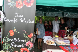 "Makowe Panienki" w towarzystwie przewodniczącego Rady Gminy Radomsko Wojciecha Łuszczyńskiego i jego żony