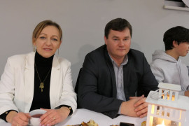 Kobieta - dyrektor PSP w Szczepocicach i mężczyzna - sekretarz Gminy Radomsko podczas Wieczoru Patriotycznego w Szczepocicach 