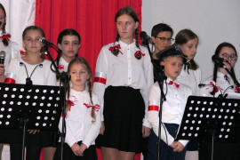 Młodzież w galowych strojach - uczestnicy uroczystej akademii przygotowanej na potrzeby Wieczoru Patriotycznego w Szczepocicach 