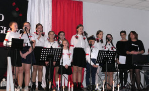 Młodzież w galowych strojach - uczestnicy uroczystej akademii przygotowanej na potrzeby Wieczoru Patriotycznego w Szczepocicach 