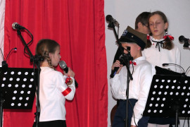 Uczestnicy Wieczoru Patriotycznego na scenie 