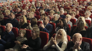 Grupa osób siedząca na widowni 