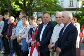 Grupa osób na placu przed kościołem w Strzałkowie