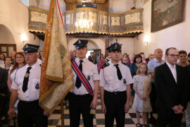 Poczet sztandarowy w kościele 