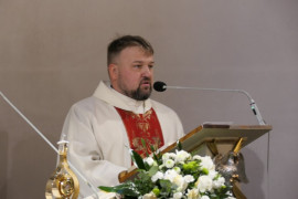 Ksiądz podczas odprawiania mszy świętej 