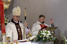 Dwaj księża odprawiają mszę świętą. Na ołtarzu stoi relikwiarz z relikwiami św. Jana Pawła II