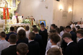 Grupa młodych osób w kościele tuż przed przystąpieniem do sakramentu bierzmowania
