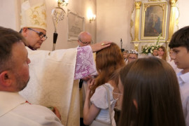Biskup udziela bierzmowania młodym ludziom