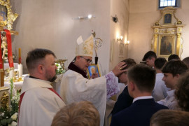 Biskup udziela bierzmowania młodym ludziom 