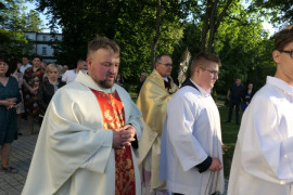 Księża podczas i ministranci podczas procesji wokół kościoła w Strzałkowie