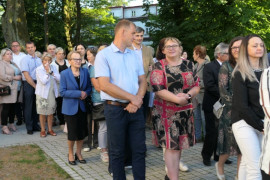 Uczestnicy procesji wokół kościoła w Strzałkowie