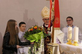 Młodzież wręcza biskupowi bukiet kwiatów. Jest to wyraz ich podziękowań za dar bierzmowania