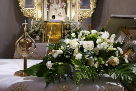 Relikwie św. Jana Pawła II stoją na ołtarzu w kościele w Strzałkowie 