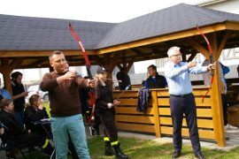 Dwaj mężczyźni strzelają z łuku do tarczy