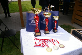Puchary i medale leżą na stoliku 