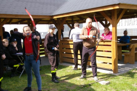 Zawodnicy reprezentujący Urząd Miasta Radomko podczas oddawania strzału z łuku