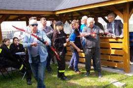 Samorządowcy z Gminy Dobryszyce podczas oddawania strzału z łuku do tarczy