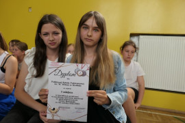Dwie dziewczynki pokazują dyplom